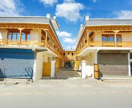 Hotel Dimbir Regency ليه المظهر الخارجي الصورة