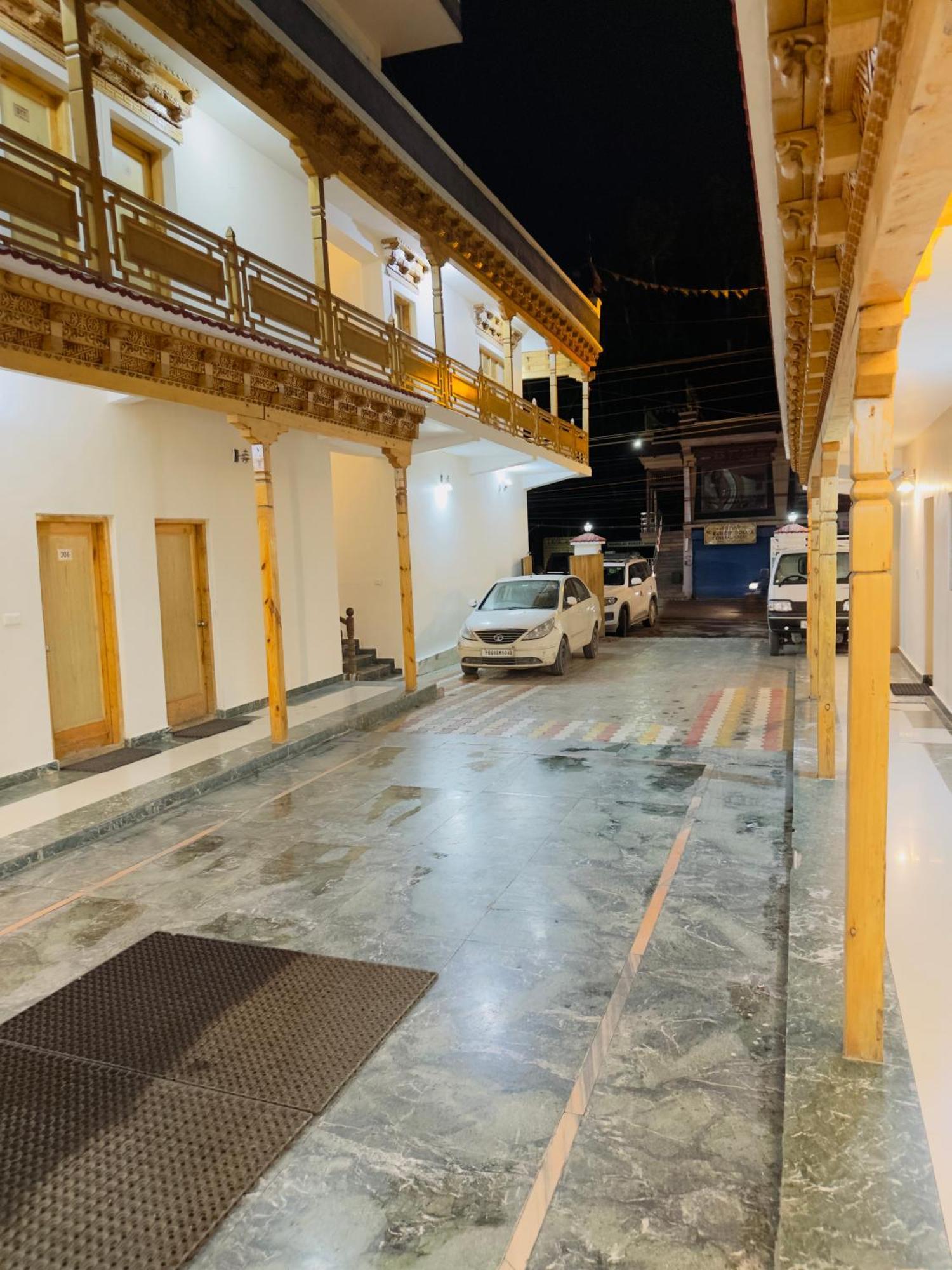 Hotel Dimbir Regency ليه المظهر الخارجي الصورة