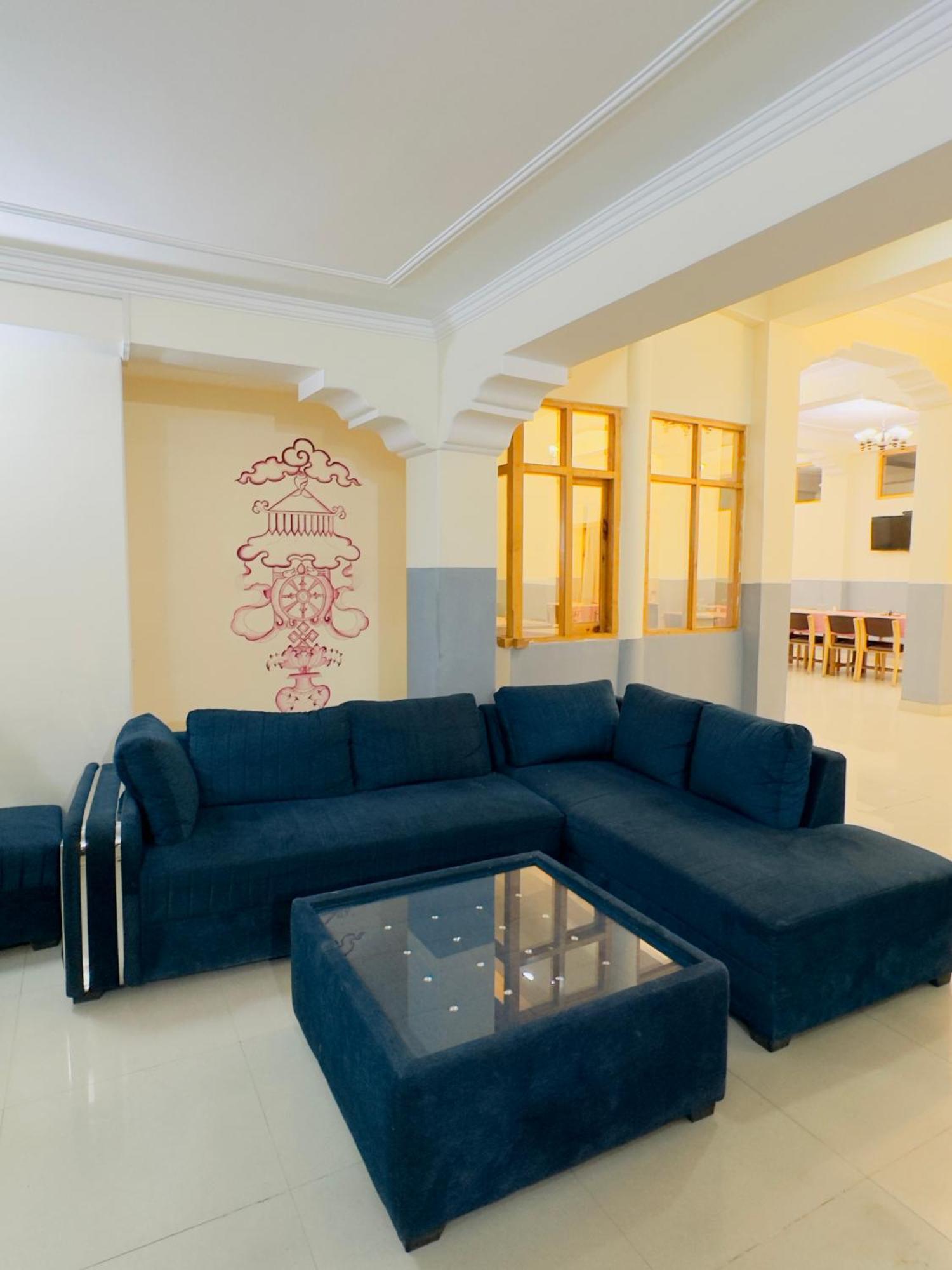 Hotel Dimbir Regency ليه المظهر الخارجي الصورة