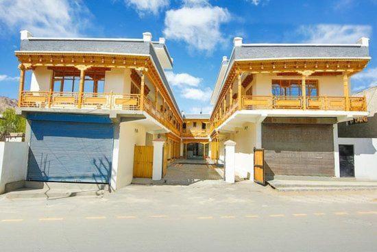 Hotel Dimbir Regency ليه المظهر الخارجي الصورة