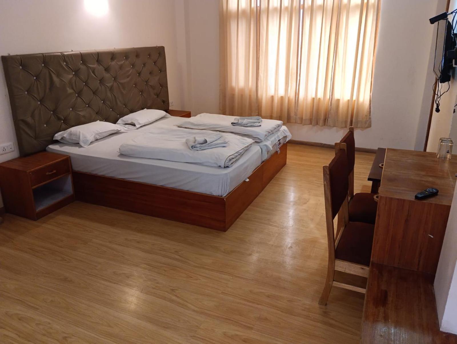 Hotel Dimbir Regency ليه المظهر الخارجي الصورة